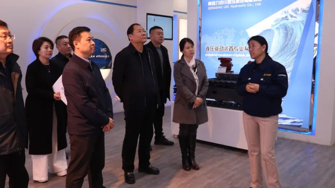 區(qū)委統戰(zhàn)部副部長郭可超一行蒞臨力克川液壓參觀指導1.jpg